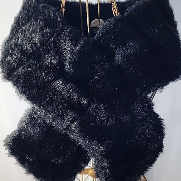 Black Faux Fur Stoll Pleasant Pheasant - Picture 5 of 5